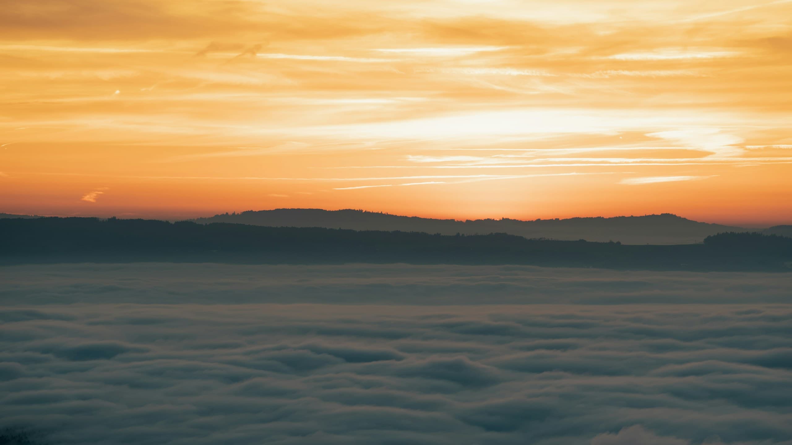 朝日に染まる雲海と山並み。穏やかで開放感のある朝の風景